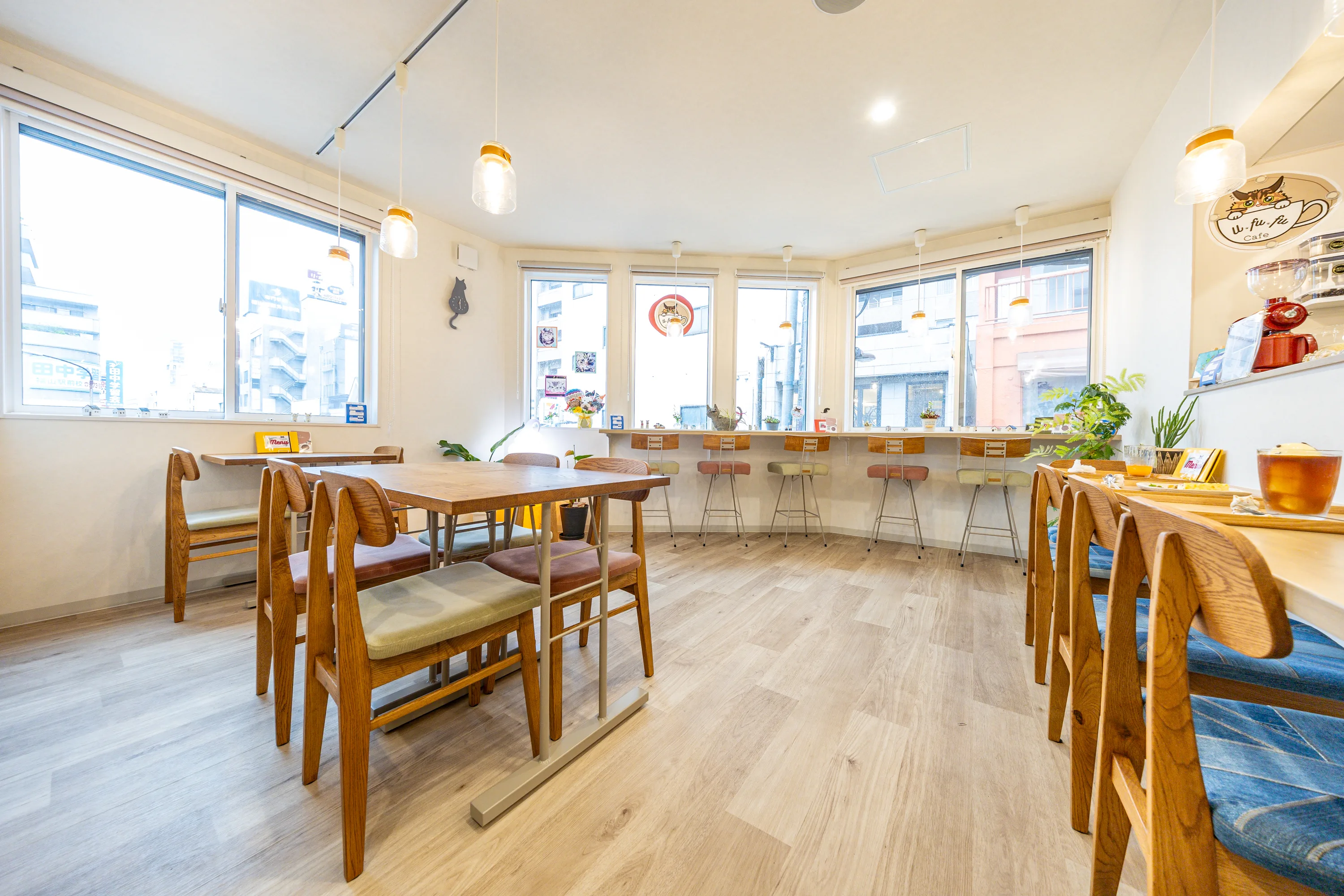 大きな窓とカウンターのあるU.fu.fu cafeの店内